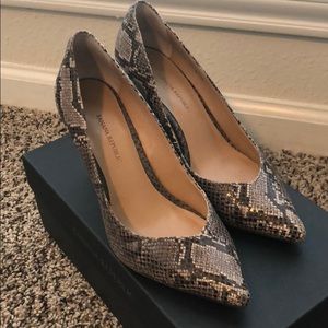 Banana Republic Snake Skin Print Pumps Size 7